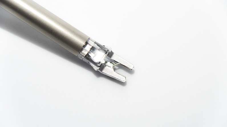 Jaw with a clip seated in the anti-drop structure, 10 mm instrument.