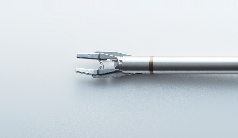 Open jaw with the clip held in the anti-drop structure, 5 mm instrument.